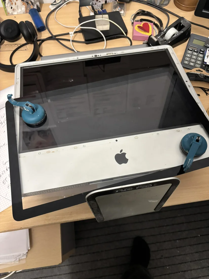 Dépose de la vitre d’un iMac avant intervention