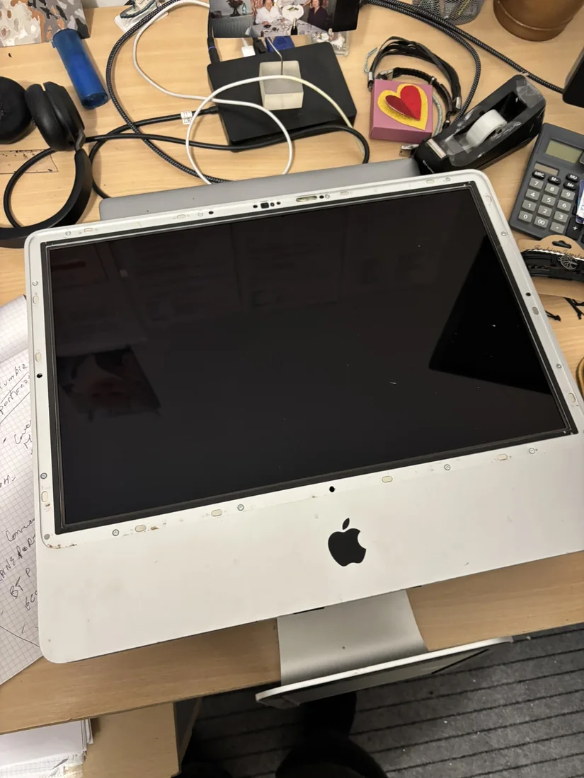 Écran d’iMac déposé pour accès aux composants