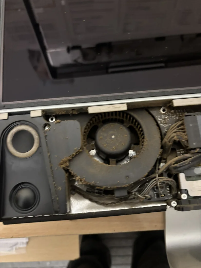 Ventilateur d’iMac fortement encrassé avant nettoyage